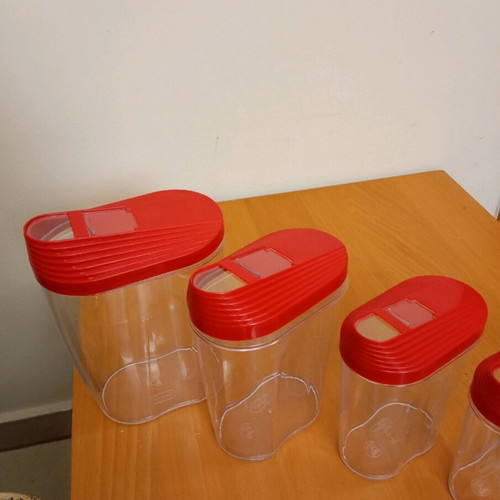 Cassetti set of 2 food storage containers new with lids