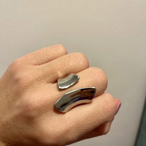 Adjustable stainless steel 18R ring like new, silver color