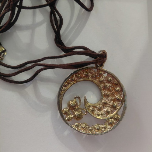 Long necklace with velvet strap and sparkling rhinestones