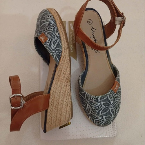 Mustang espadrilles with blue and turquoise leaf pattern like new, size 37