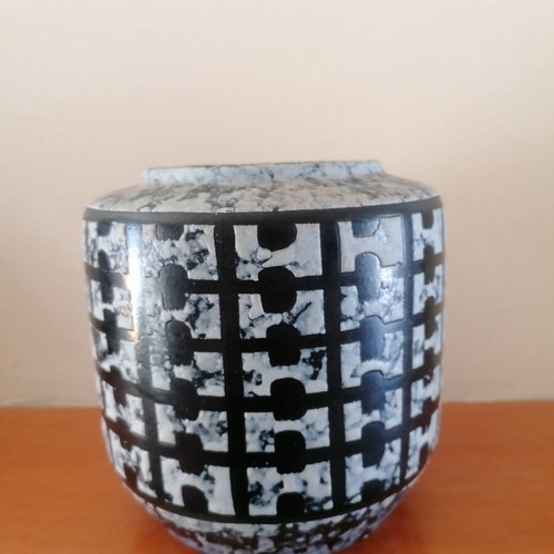 Black and white numbered vase like new for collectors