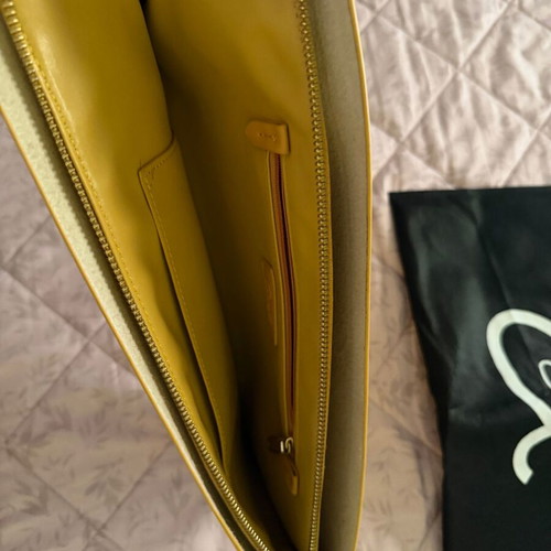 Axel yellow envelope bag like new with zipper and inner pockets