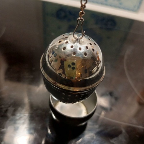 Tea strainer new with chain and base, 4 cm diameter