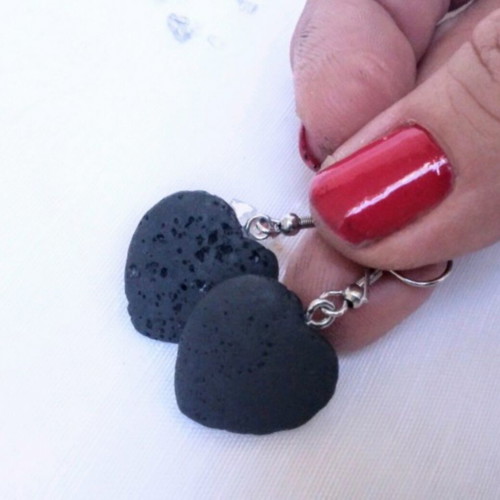 Heart-shaped earrings with black lava stone