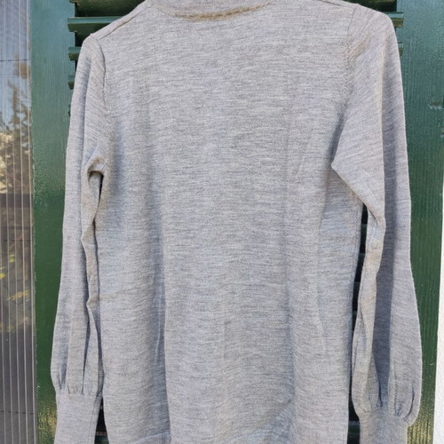 The Mercer N.Y. 100% cashmere gray sweater used, size S