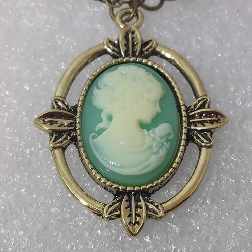 Vintage Cameo Pendant Necklace mint green, like new