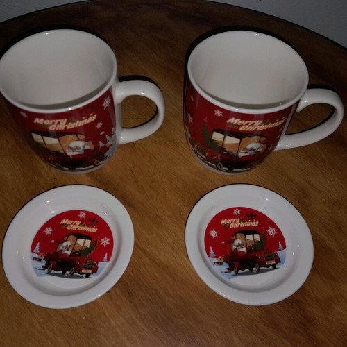 Christmas mugs like new, set of 2 with saucers