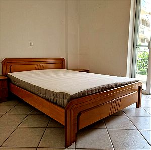 Σετ ή μεμονωμένα: κρεβάτι σε άριστη κατάσταση, αχρησιμοποίητο στρώμα, 2 κομοδίνα, συρταριέρα.