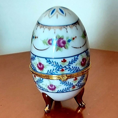 Porcelain decorative egg like new with handmade floral motifs