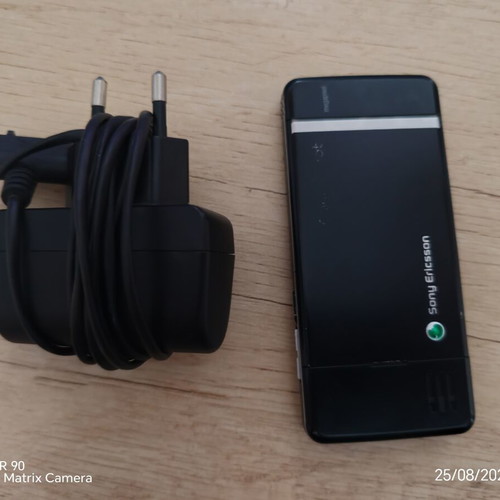 Sony Ericsson C902 mobile phone with charger and battery