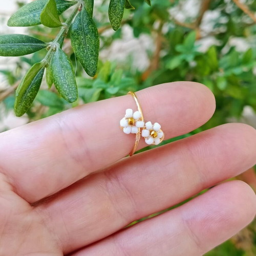 Handmade wire flower ring with adjustable size, white and gold