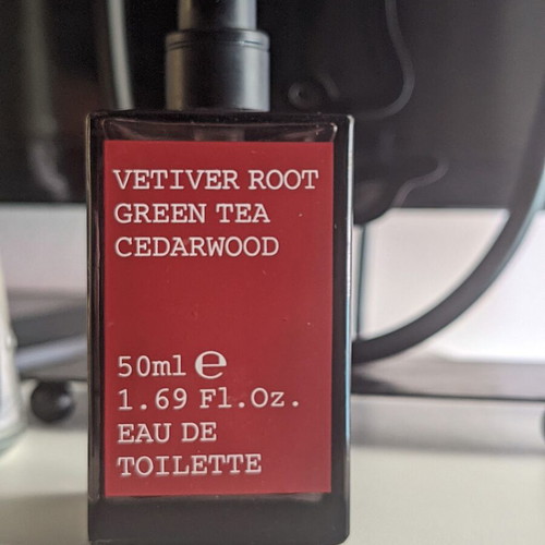 Vetiver Root Green Tea Cedarwood Eau de Toilette 50 ml like new