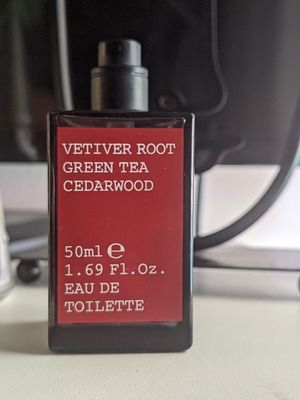Vetiver Root Green Tea Cedarwood Eau de Toilette 50 ml like new