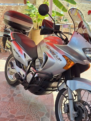 Honda Transalp 650 μοτοσικλέτα του 2003 με 23.000 χλμ., αγρατζούνιστη