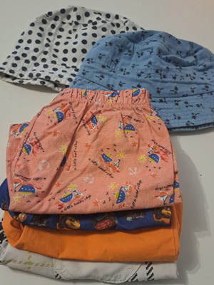 Boy's swimwear set like new, 4 swimsuits and 2 hats, ages 1-2.5