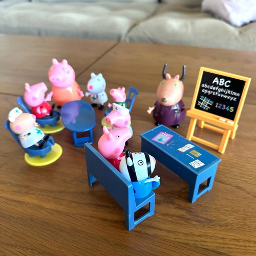 Peppa Pig Set of Figures and Furniture new