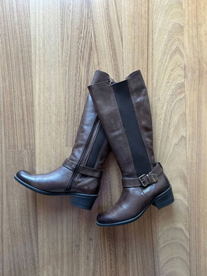 Leather women's boots brown new with 3.5-4 cm heel