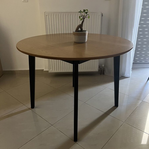 Dining table almost like new, width 105 cm