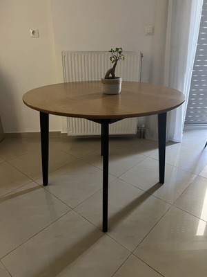Dining table almost like new, width 105 cm