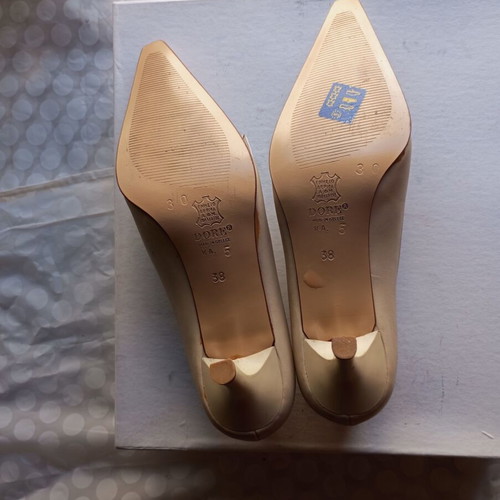 Leather Petridis pumps like new, heel 7 cm, white beige