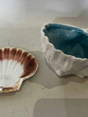 Decorative seashells set of 2 used, sizes 8x17x10 and 12x13