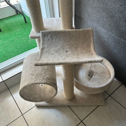 Cat tree with scratching posts
