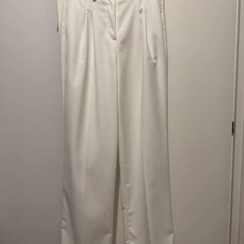 Rut & Circle white women's suit small size like new