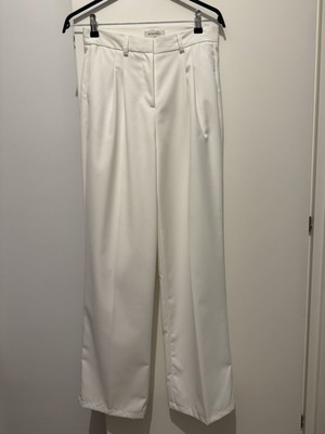 Rut & Circle white women's suit small size like new