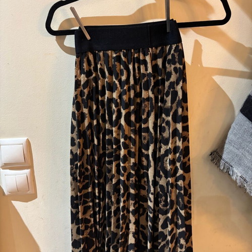 Metro Wear women's pleated maxi skirt with animal print, like new