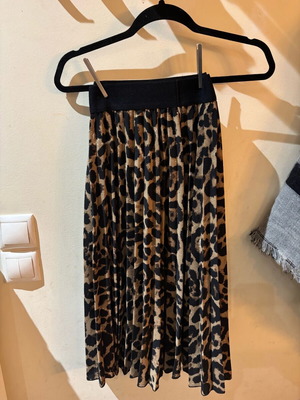 Metro Wear women's pleated maxi skirt with animal print, like new