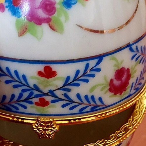 Porcelain decorative egg like new with handmade floral motifs