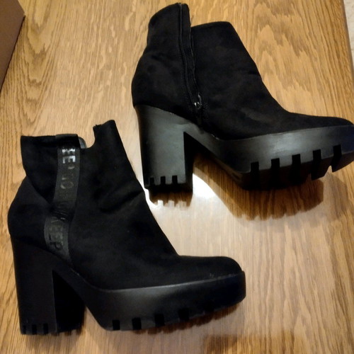 Amisu suede ankle boots like new, size 39, black
