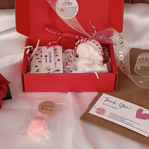 Decorative gift set candle girl with rose bouquet and lilac tablet new