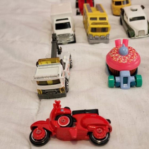 Hot Wheels toy cars like new