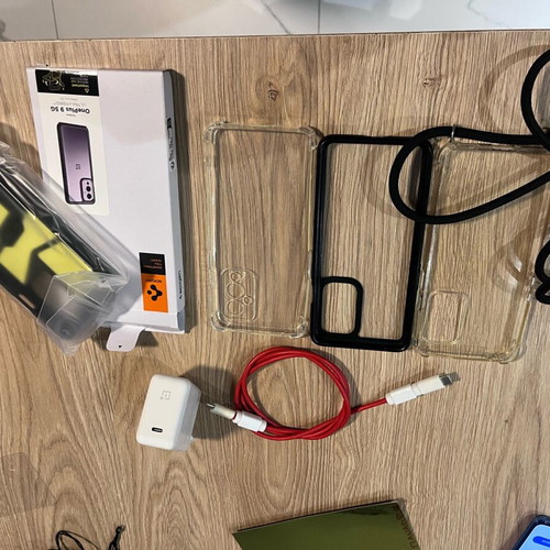 OnePlus 9 blue 8/128 GB like new with 5 cases and original charger