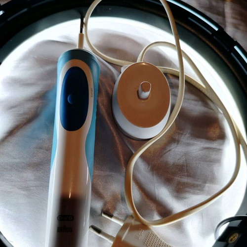 Oral-B electric toothbrush new, wireless with charging base
