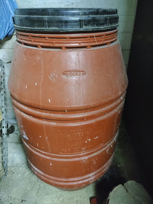 Πλαστικό δοχείο 200lit για κρασί ή τσίπουρο σε καλή κατάσταση