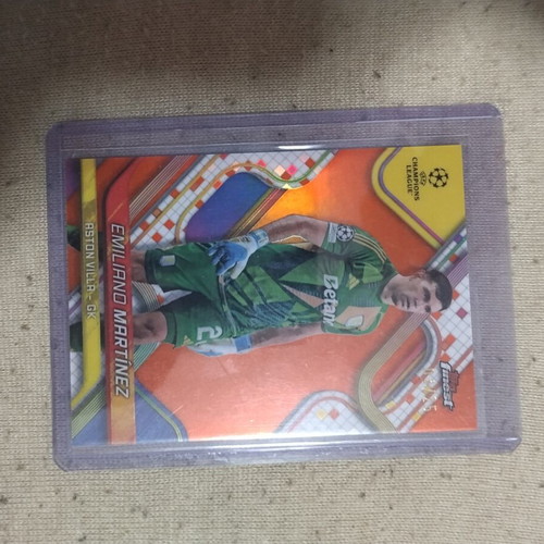Emiliano Martínez 04/25 collectible card new