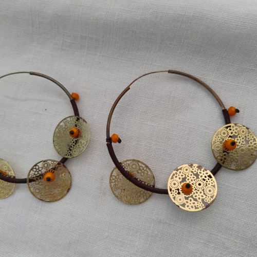 Gold-colored earrings used with ethnic details