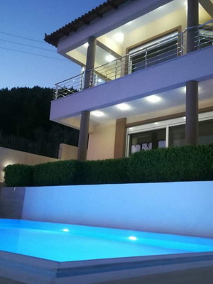 Deluxe Βίλλα στον οικισμό της Νεροτριβιάς στο «μπαλκόνι της Ευβοίας»