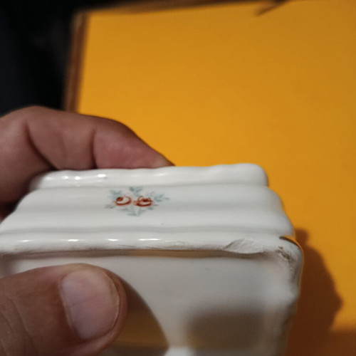Porcelain jewelry box like new, small decorative container