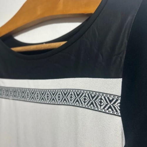 Women's blouse like new, size M, black and white