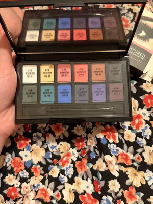 Παλέτα σκιών Huda Beauty καινούργια, αχρησιμοποίητη με συσκευασία