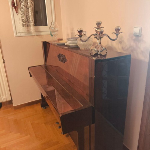 Akkopq Piano like new with three pedals