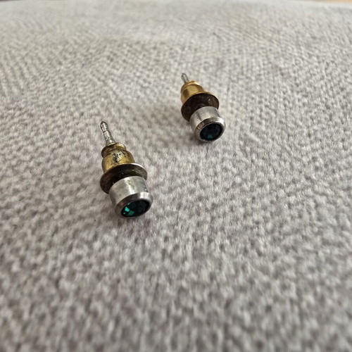 Stud earrings with emerald green stone