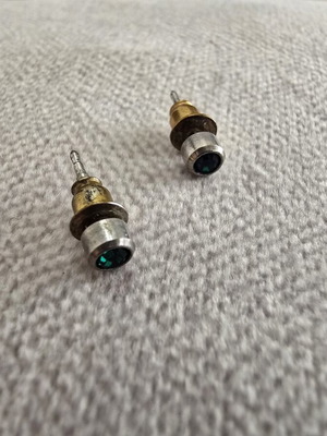 Stud earrings with emerald green stone