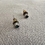 Stud earrings with emerald green stone