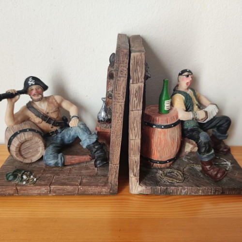 Set of 2 vintage pirate bookends in excellent condition
