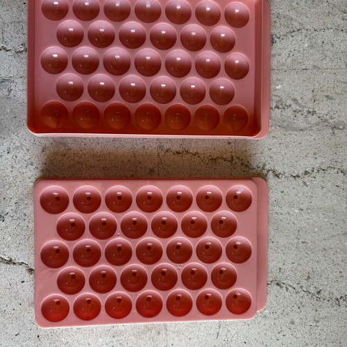Ice tray like new for round ice cubes