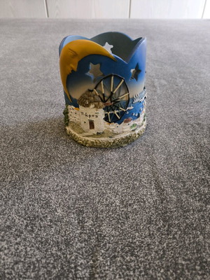 Pencil holder used with Paros theme